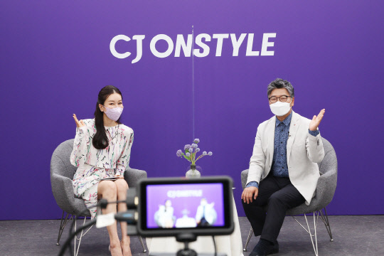 허민호 CJ온스타일 대표(오른쪽)가 28일 열린 'CJ온스타일 론칭 미디어 온라인 설명회'에서 포즈를 취하고 있다. CJ온스타일 제공